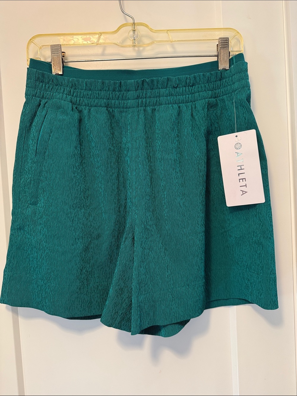 Athleta Women's Elastic-Waist Athletic Shorts size 4. NWT